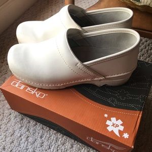 Women’s Size 39 (8.5/9) White Dansko Pro XP!